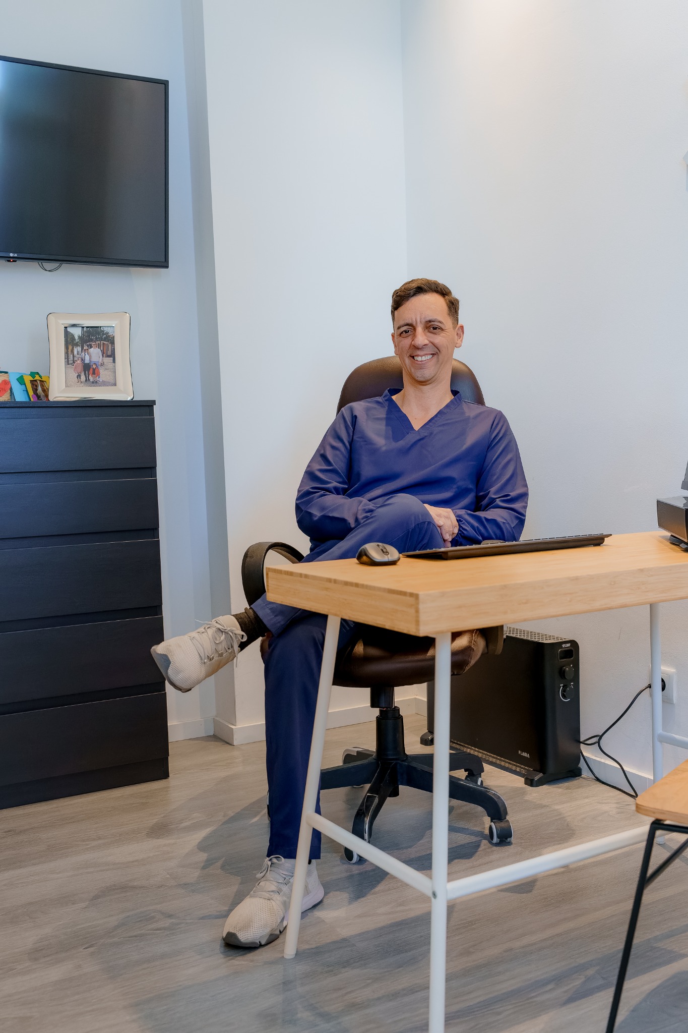 Dr. Rafael Oliveira, médico dentista, na clínica Bright Smile